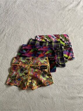 Peachy Vibrant Printed Performance Shorts Set - Multicolor